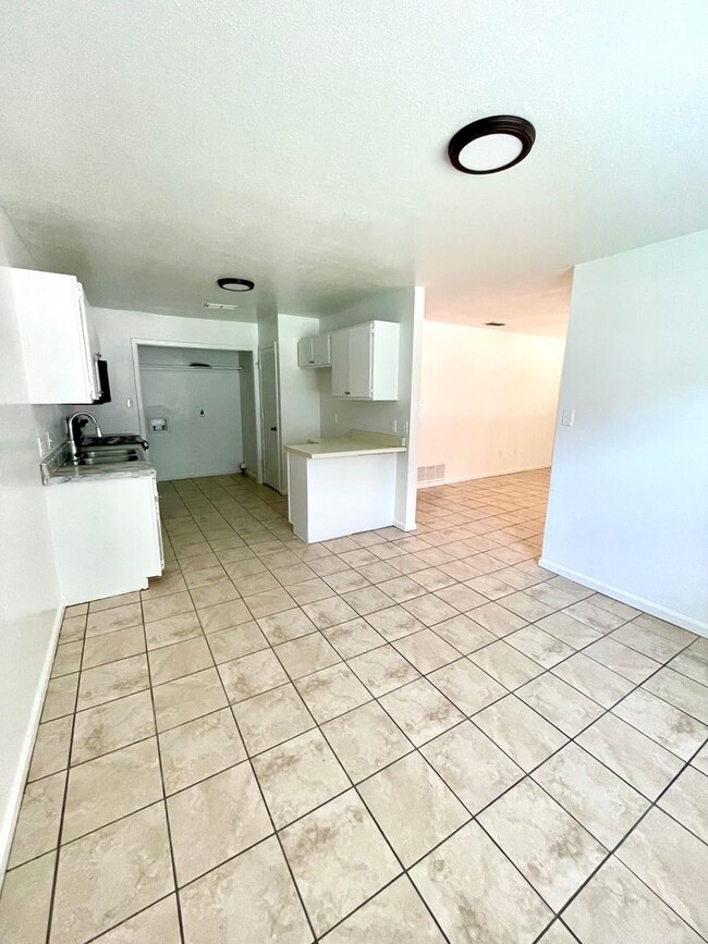 Building Photo - 2 Bed / 1 Bath Apartment In Truman Availab...