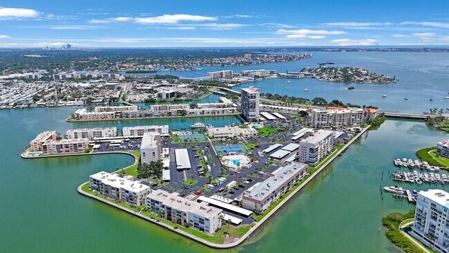 Building Photo - 7400 Sun Island Dr S