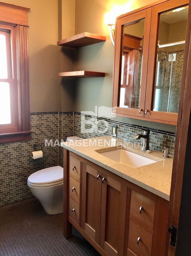 Building Photo - Close-In NE Portland Victorian Offers  Perfect Blend of  Old Charm with Newer Amenities. Lush Pri...