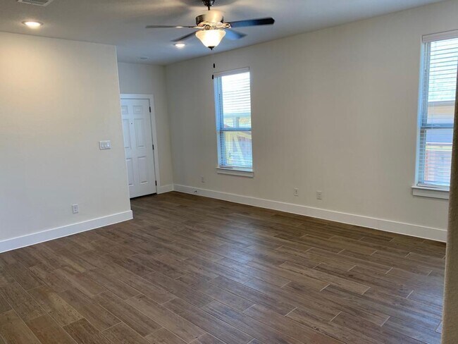 Building Photo - 626 Parkline Dr