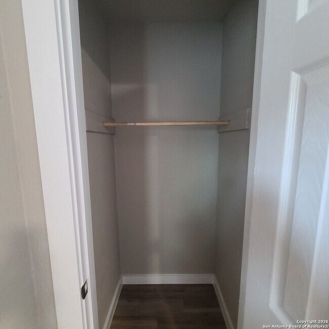 Building Photo - 3 Bedrooms 1 and 1/2 Bath