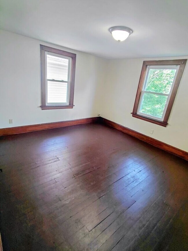Building Photo - 98 E Mapledale Ave