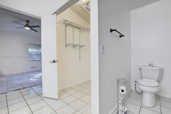 Building Photo - 581 Lakeside Cir