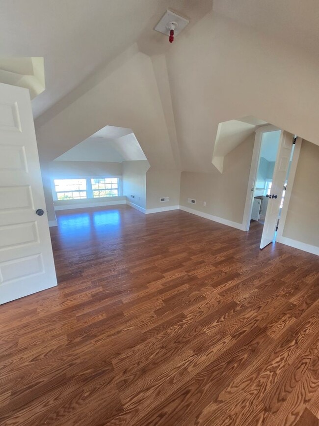 Building Photo - Spacious 5 Bedroom Home in Burlington - Av...