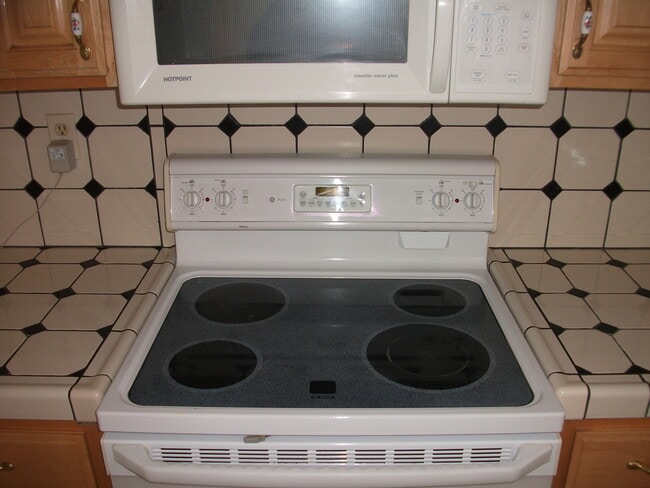 Building Photo - 4 bedroom home/ 2.5 Bath Single Family Hom...