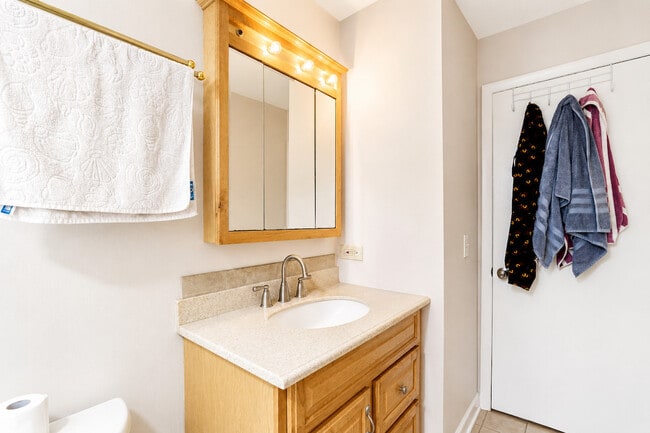 Building Photo - 530 Shorely Dr