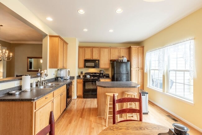 Building Photo - 703 Rainier Rd