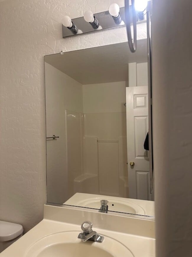 Building Photo - $1,550 2-3 Bedroom For Lease With Community Heated Pool & Spa in 85207!