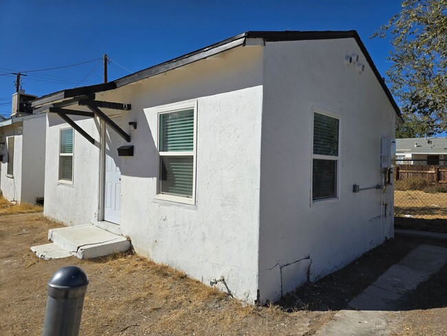 Building Photo - Stunning 1-Bedroom Remodel in Mojave, CA!