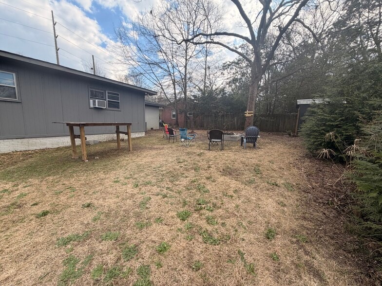 Building Photo - 321 Village Dr