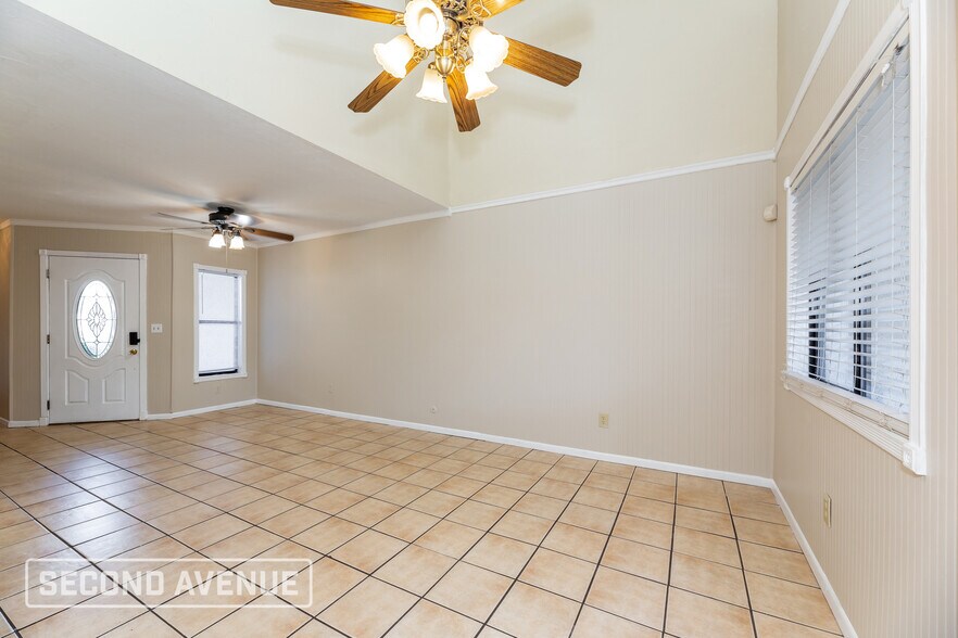 Building Photo - 1226 Bayshore Dr N