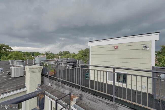 Building Photo - 1352 Longfellow St NW