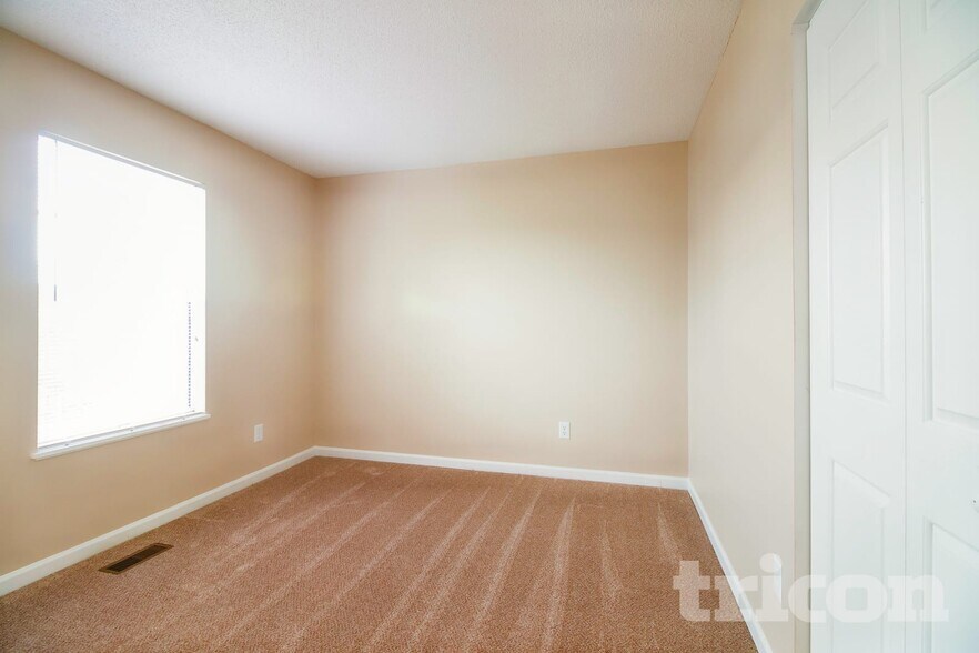 Building Photo - 438 Oakbrook Village Rd