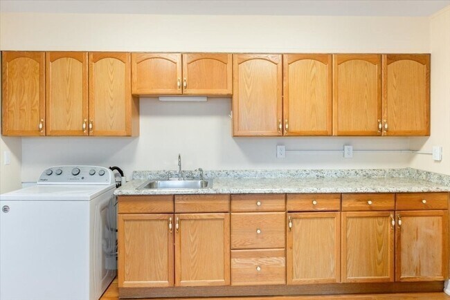 Building Photo - 52 Roslyn St