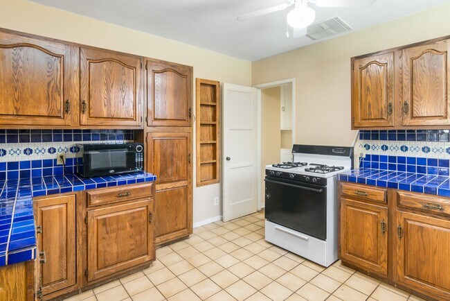 Building Photo - Charming 2-Bedroom Northridge Home with Pr...
