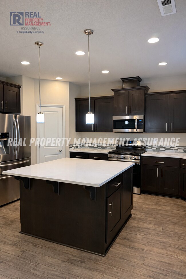 Building Photo - Spacious & Stylish 5-Bedroom Retreat in Heritage Crossing