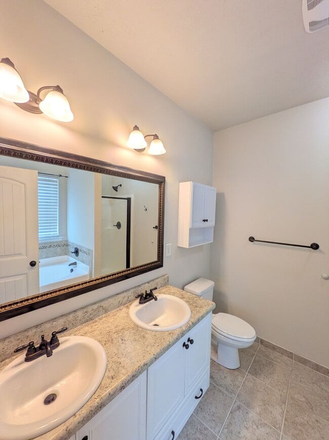 Building Photo - 859 Westlawn Dr