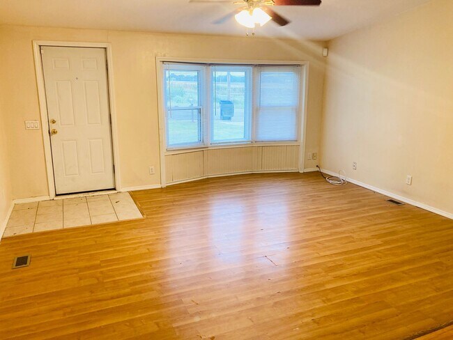 Building Photo - Great Home With Large Yard
