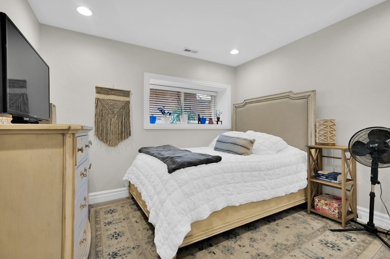 Building Photo - 2307 W Walton St