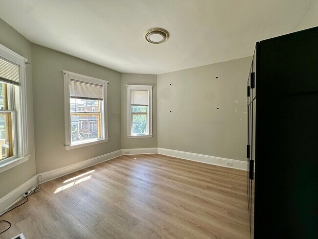 Building Photo - 18 Bromfield Rd