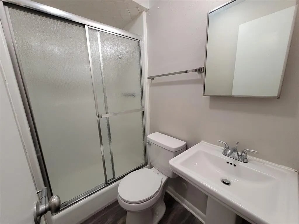 Building Photo - 2518 E 5th St