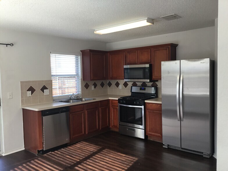 Building Photo - 902 Pryor Dr
