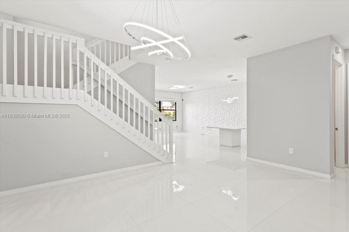 Building Photo - 635 NE 191st Ter