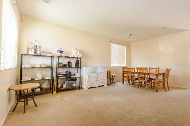 Building Photo - 4 Bed Home for Rent Palmdale CA 93551