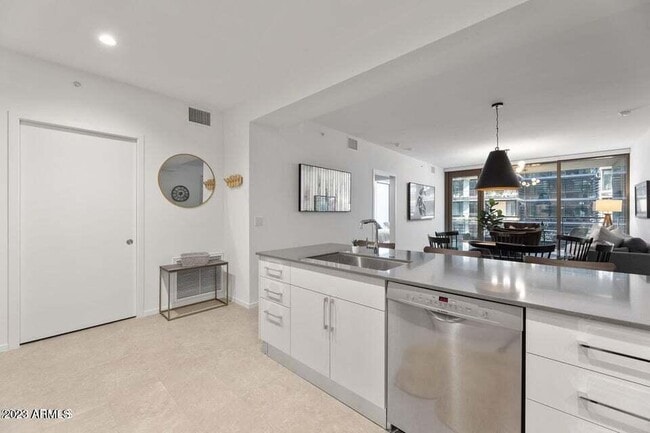 Building Photo - 7180 E Kierland Blvd