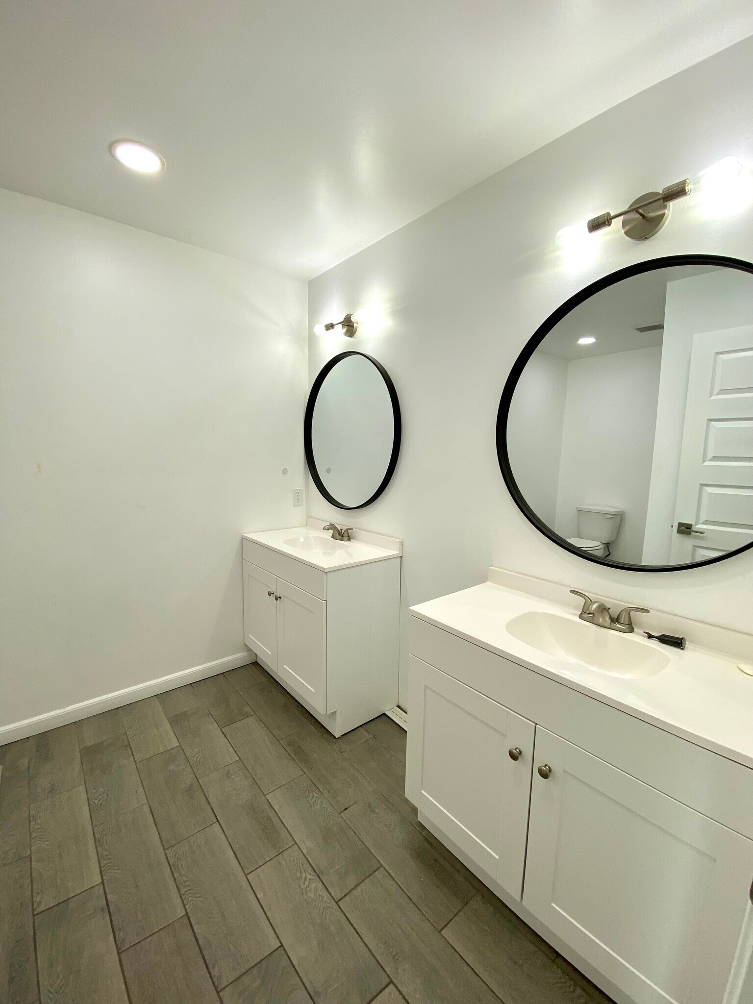 Full bathroom - 1623 Clark St