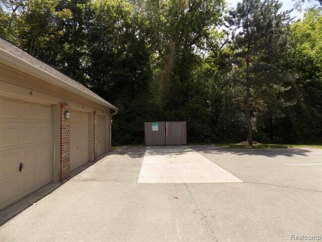 Building Photo - 11849 Sycamore Rd