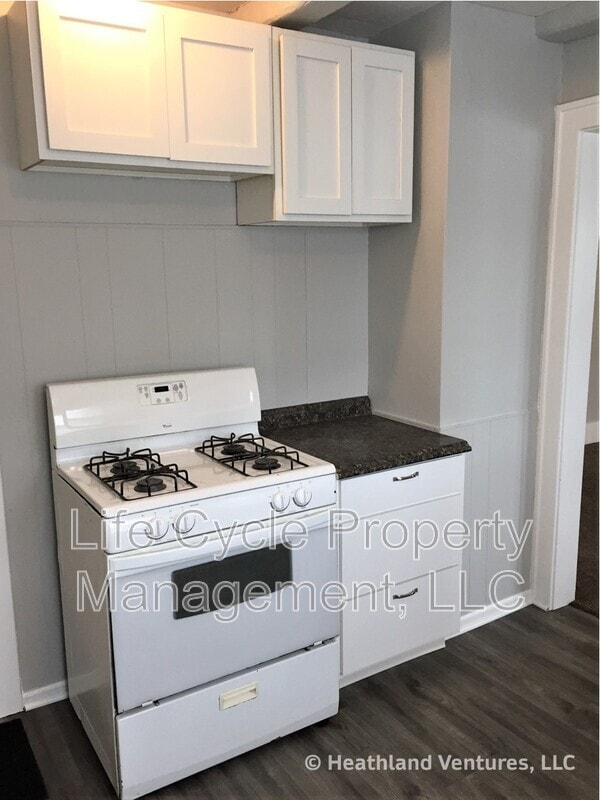 Building Photo - 549 32nd St SE