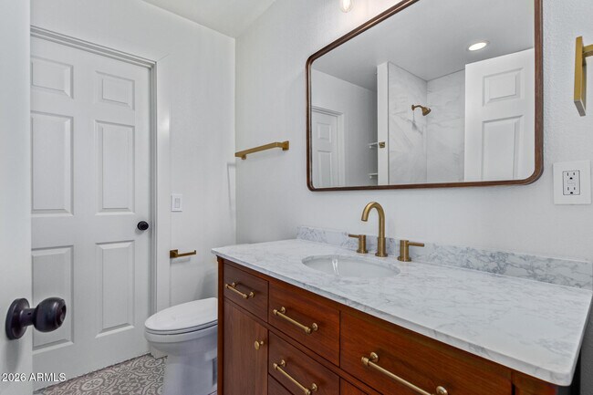 Building Photo - 2111 S River Dr