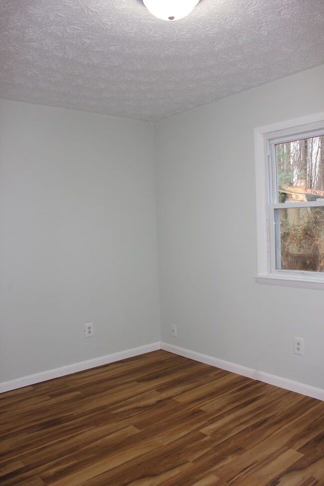 Building Photo - Newly Renovated Apartment for Rent