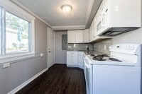 Building Photo - Renovated 2 Bed / 1 Bath Duplex