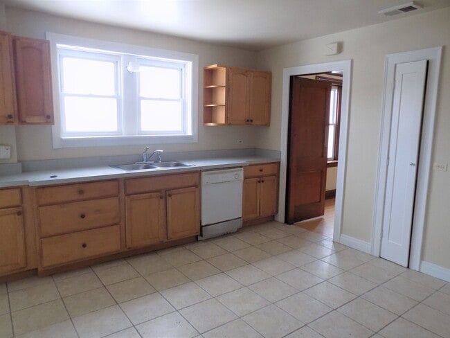 Building Photo - 328 Green Bay Rd