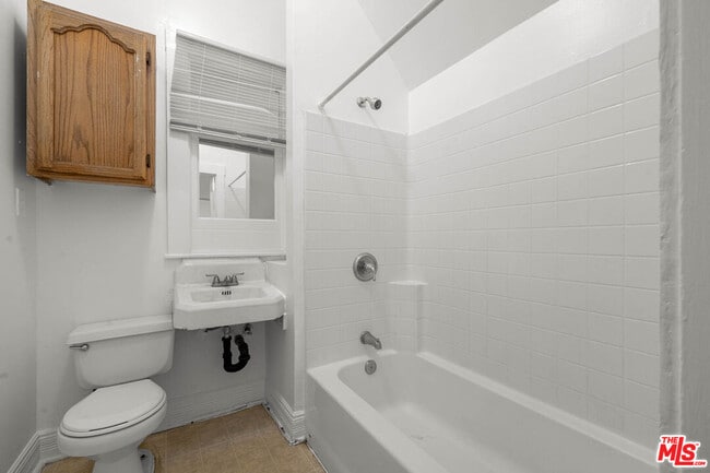 Building Photo - 1223 W 23rd St