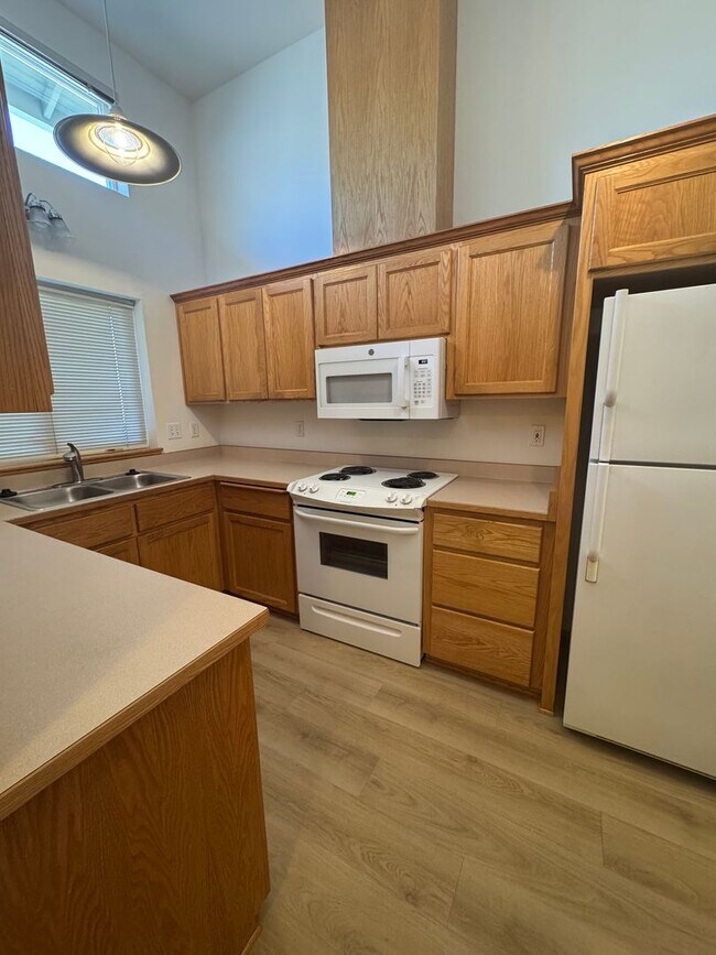 Building Photo - 2 bedroom 2 bath duplex for rent in Grants  Pass