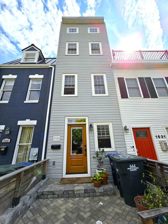 Building Photo - Spiffy 3 Bedroom, 2 Full Bathroom Rowhome just steps from Lincoln Park!!