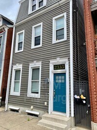 Building Photo - 2335 Sarah St
