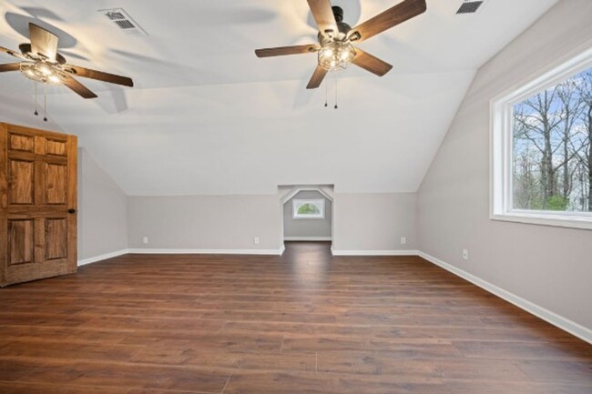 Building Photo - Country Living on 5 Acres