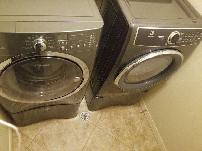 Building Photo - Beautiful, Pet Friendly, Multi-level, 2110 sqft, Luxury Townhouse w/A/C! 3 Bed, 2.5 Bath, + Loft ...