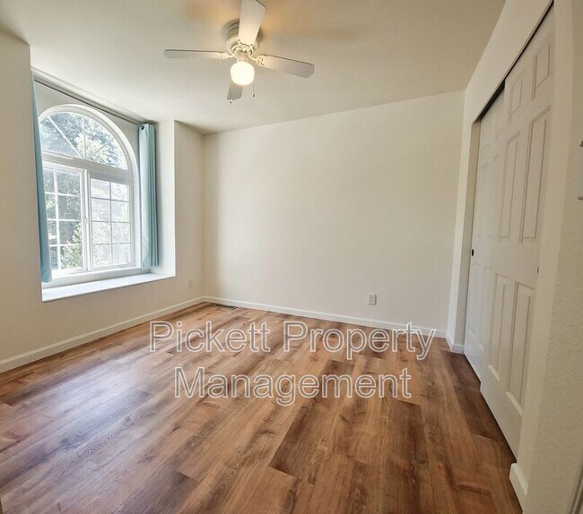 Building Photo - 18845 NE Meadow Run Dr