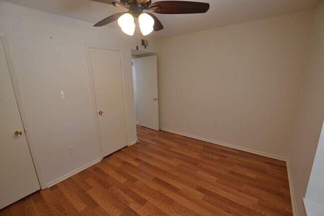Building Photo - Newly updated, 2 bedroom, 2 bath Condo at Westdale Club Condos