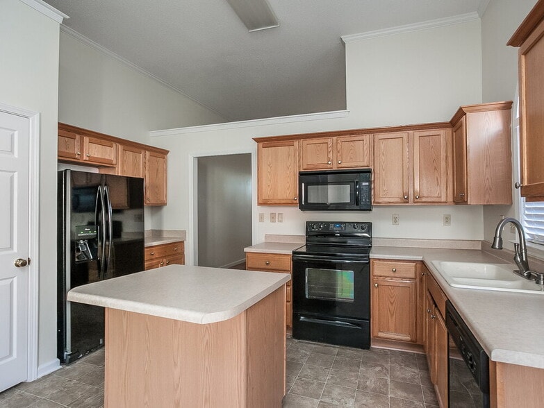 Building Photo - 596 N Ericson Rd