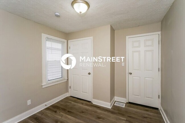Building Photo - 3 Bedroom Pet-Friendly Home in Louisville, KY with Main Street Renewal