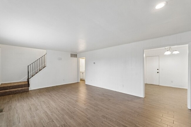 Building Photo - 3 bedroom 2.5 bath - NW Highway and Rockwell