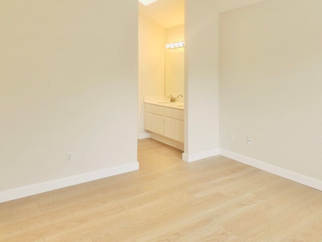 Building Photo - 105 Night Heron Ln