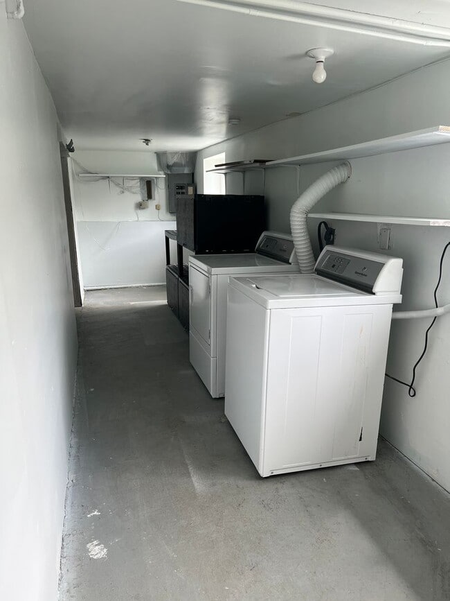 Building Photo - 3 Bedroom Greenwood Home!