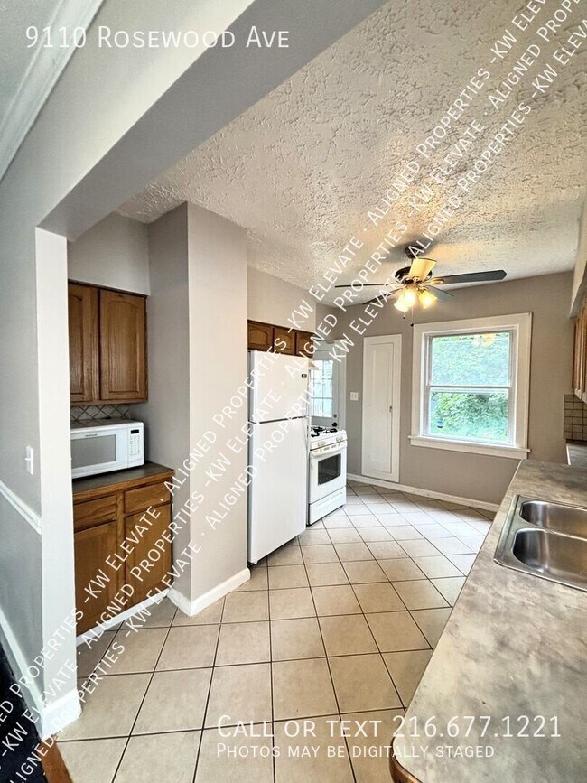 Building Photo - 9110 Rosewood Ave